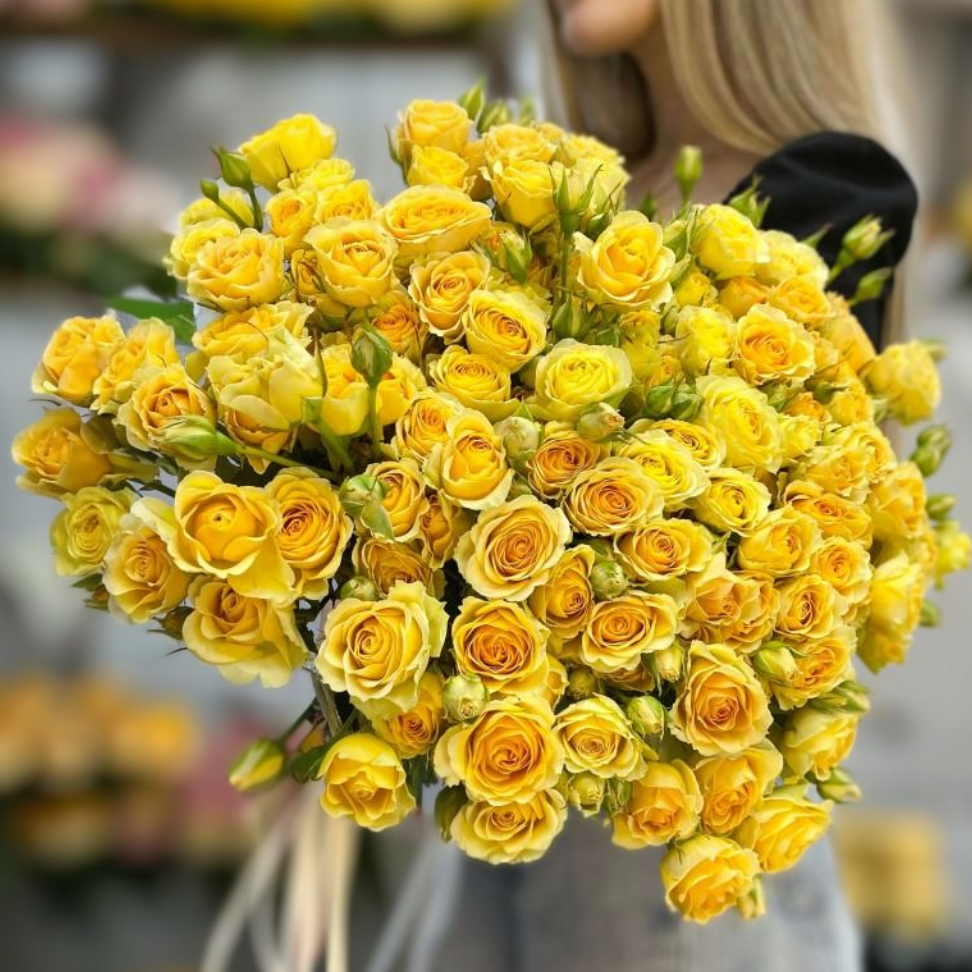 15 кустовых жёлтых роз под ленту