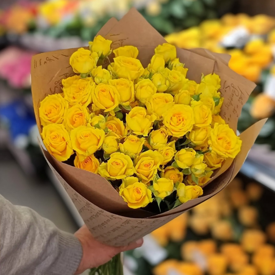 7 кустовых желтых роз в стильной упаковке