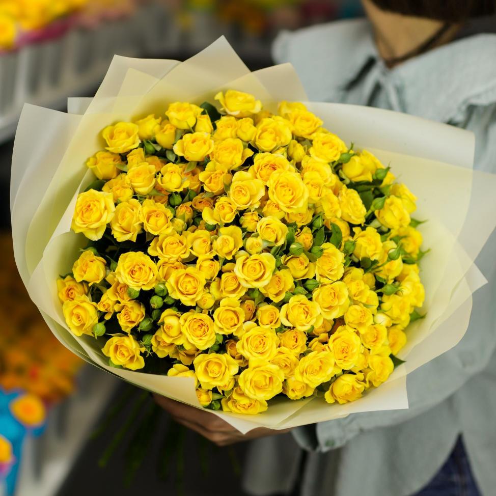 17 кустовых жёлтых роз в белой упаковке