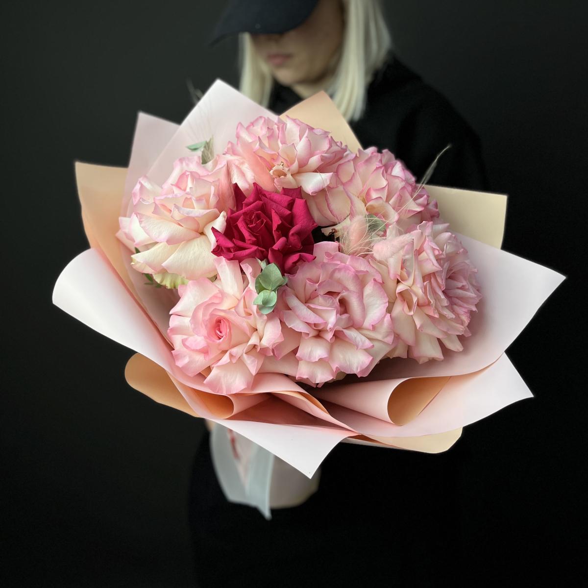 7 французских розовых роз с эвкалиптом