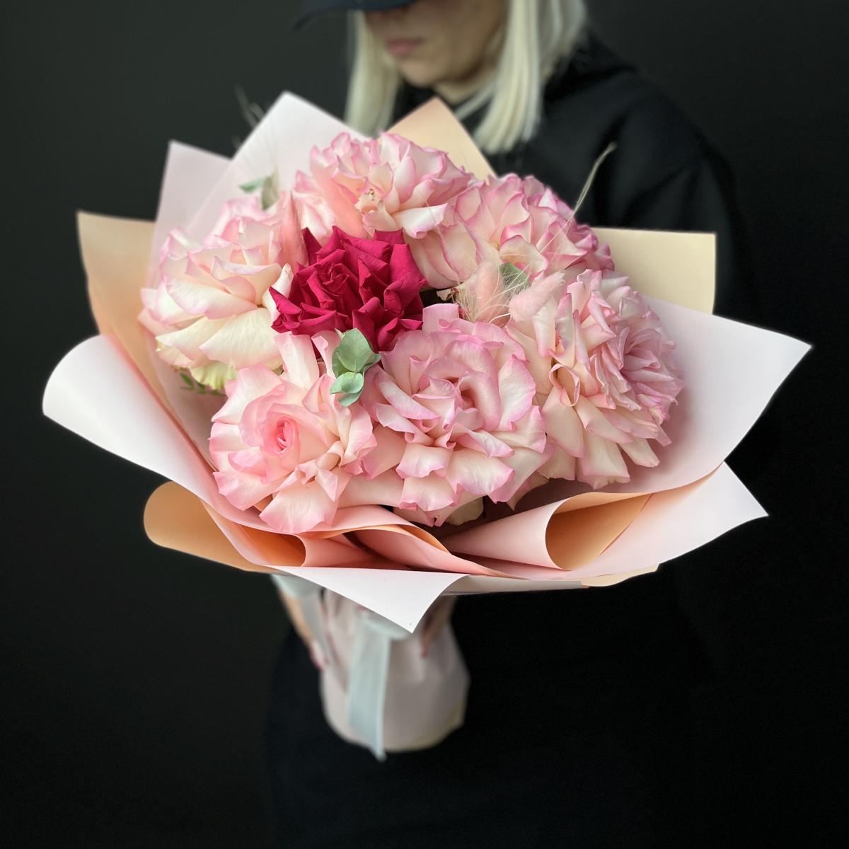 7 французских розовых роз с эвкалиптом