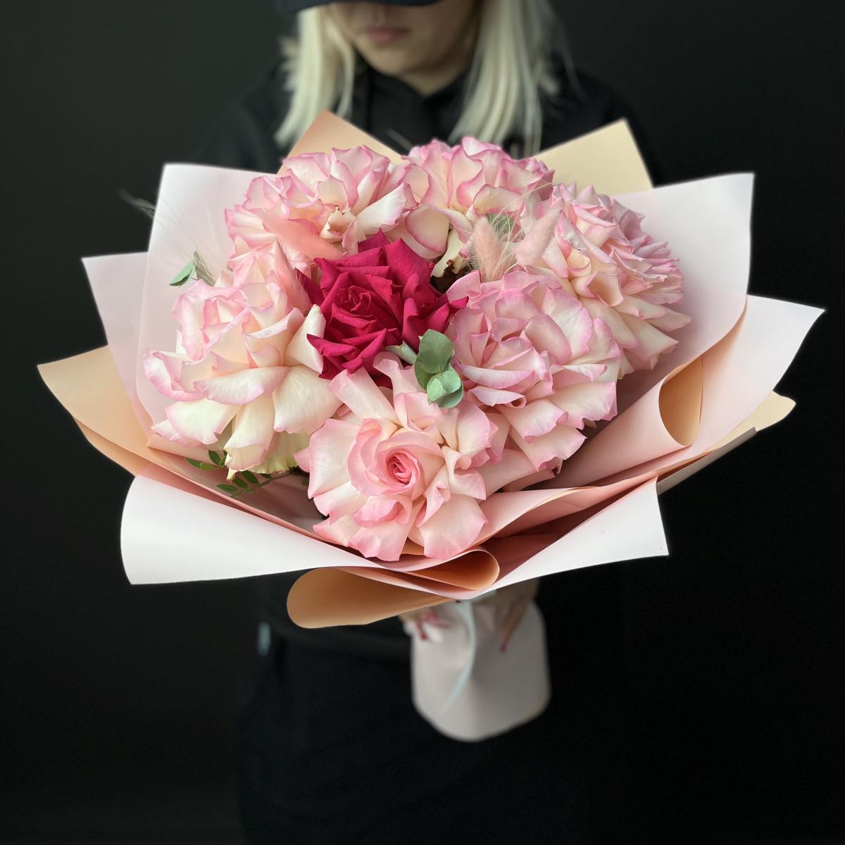 7 французских розовых роз с эвкалиптом