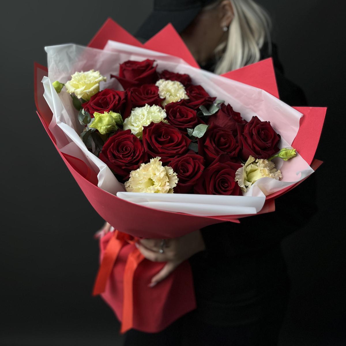 Букет с розами и лизиантусами