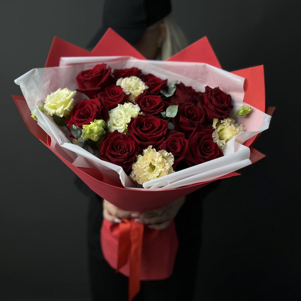 Букет с розами и лизиантусами