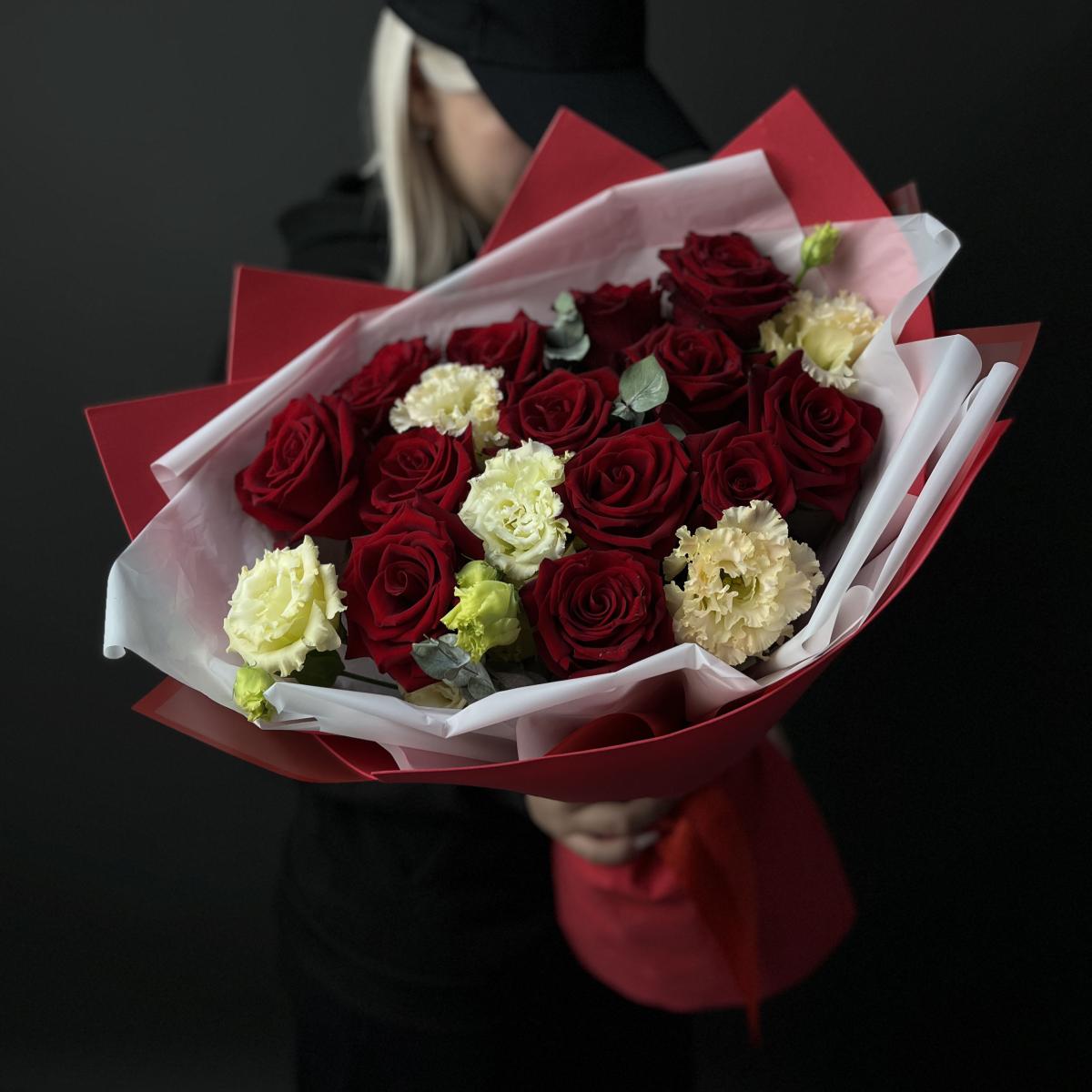 Букет с розами и лизиантусами