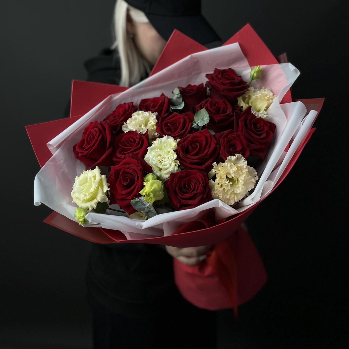 Букет с розами и лизиантусами