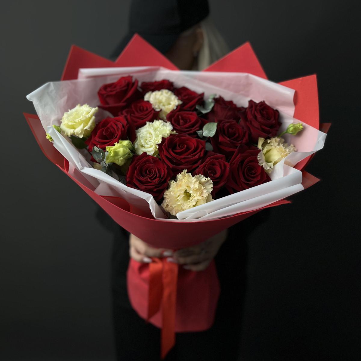 Букет с розами и лизиантусами