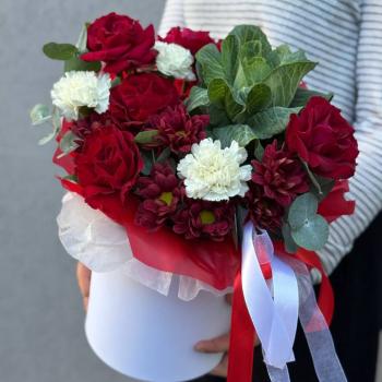 Композиция с розами и брассикой