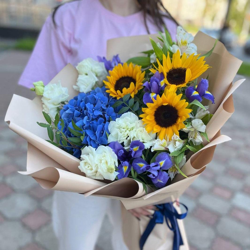 Букет с подсолнухами, альстромериями и ирисами
