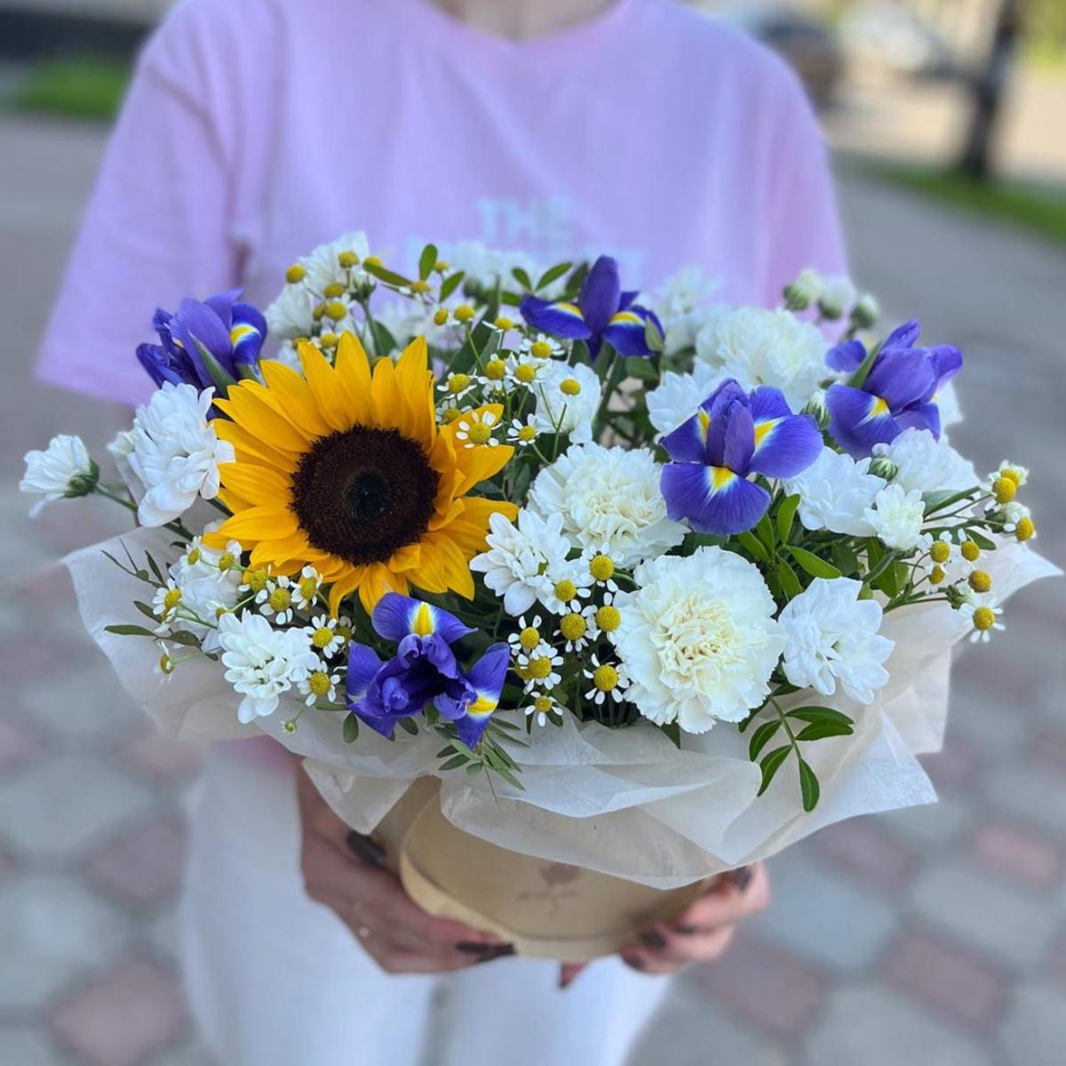 Композиция с подсолнухом, ирисами и гвоздиками