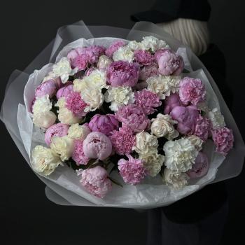 Букет с пионами, розами и гвоздиками