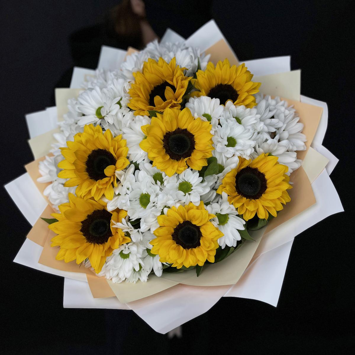 9 хризантем с подсолнухами