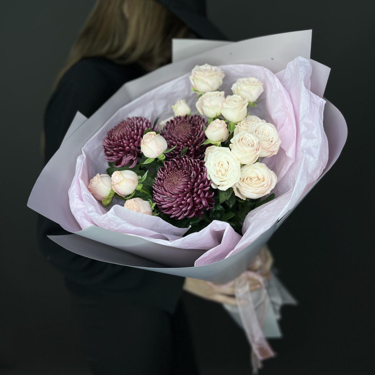 Хризантемы с белыми кустовыми розами