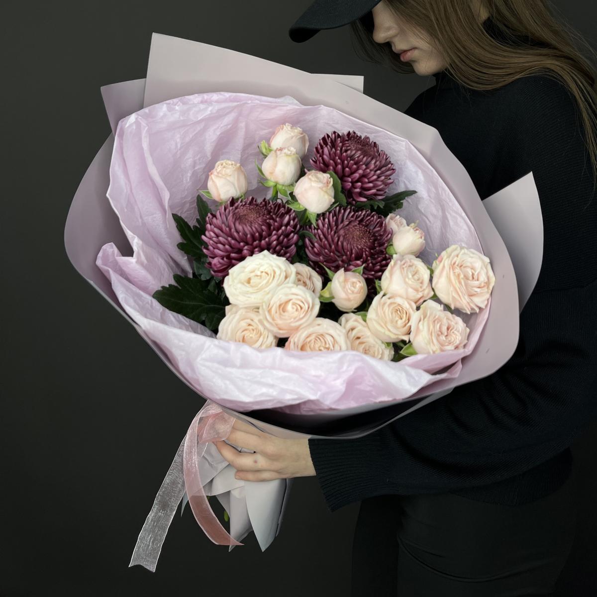 Хризантемы с белыми кустовыми розами