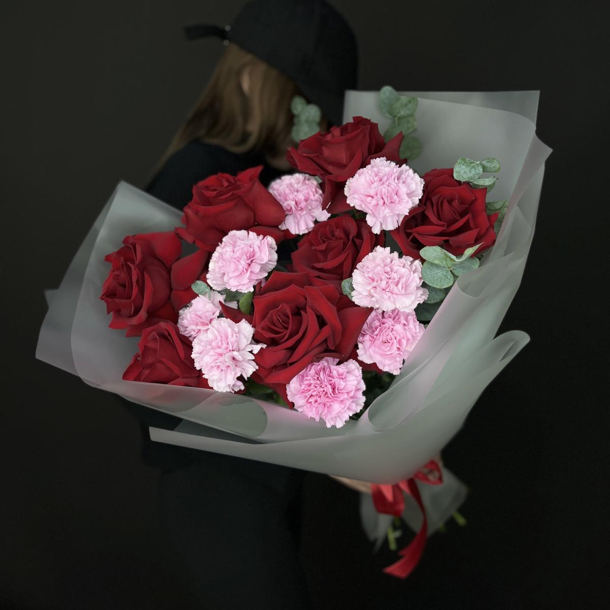 7 роз с розовыми гвоздиками