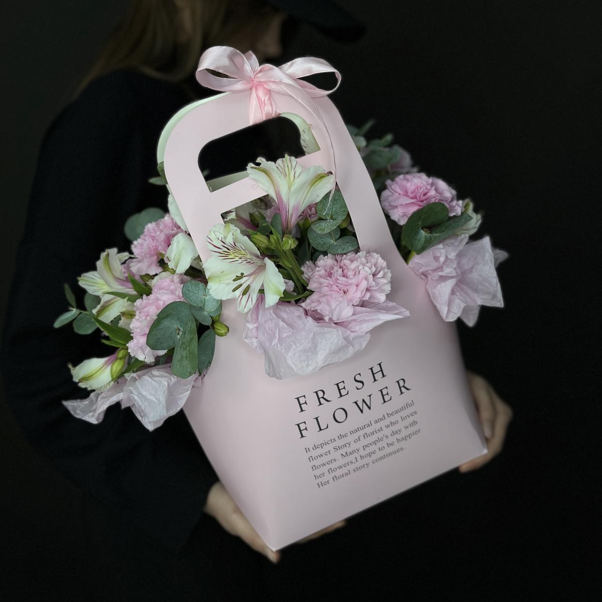 Розы с гвоздиками в коробке