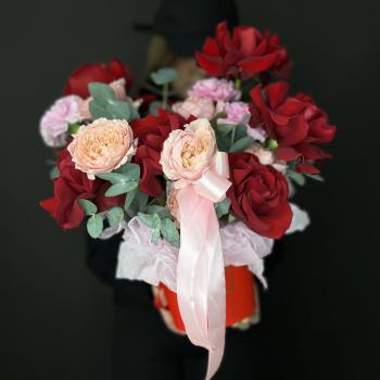 Французские розы с гвоздиками в коробке