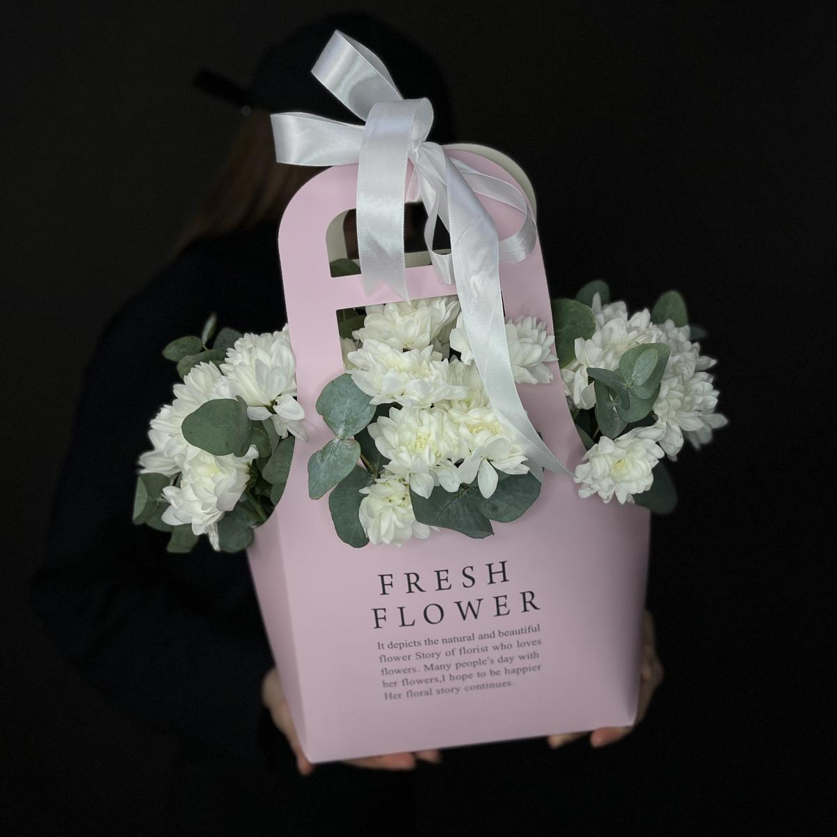 Белые хризантемы в сумочке