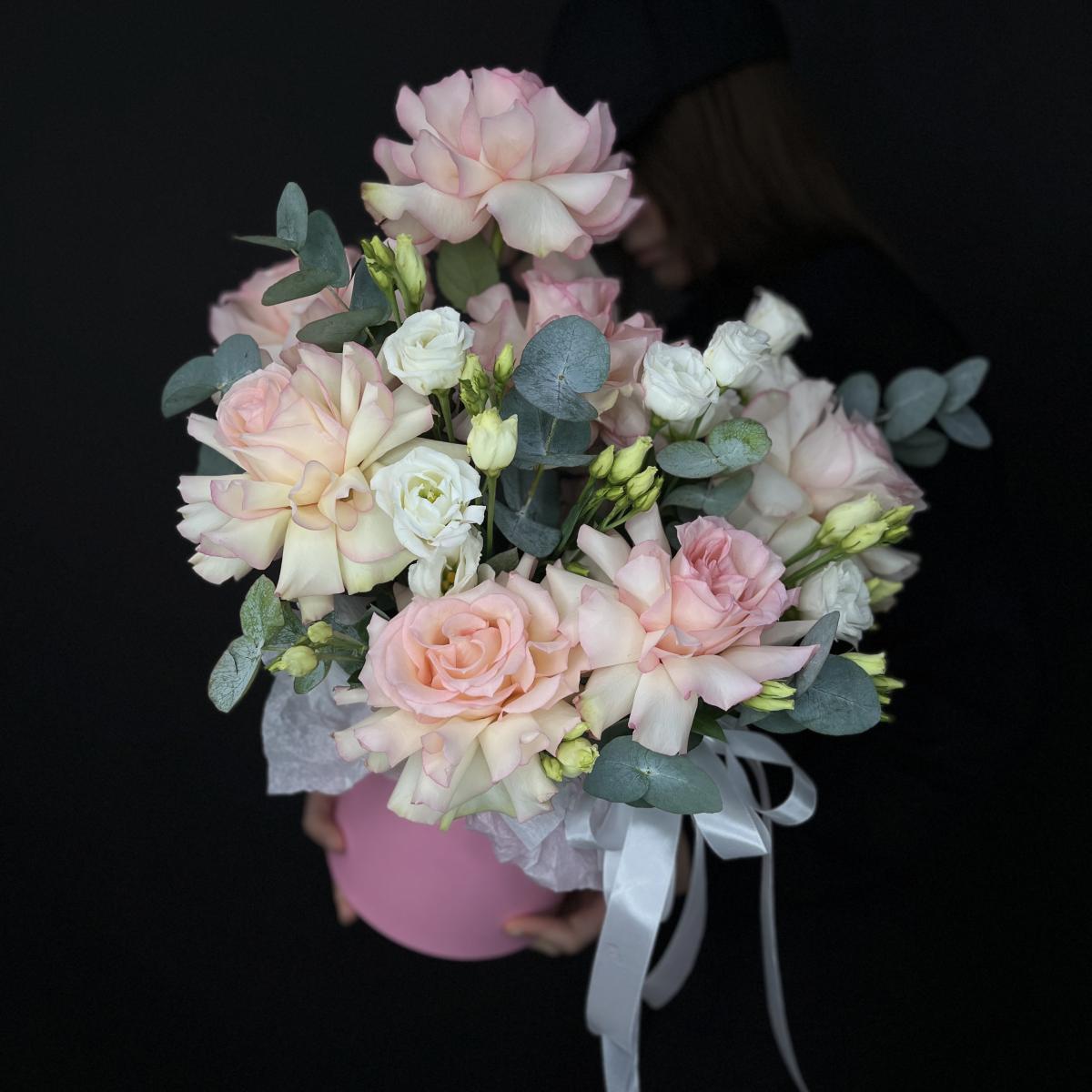 Розовые розы с лизиантусами в коробке