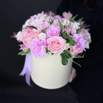 Коробка с гортензией и гвоздиками