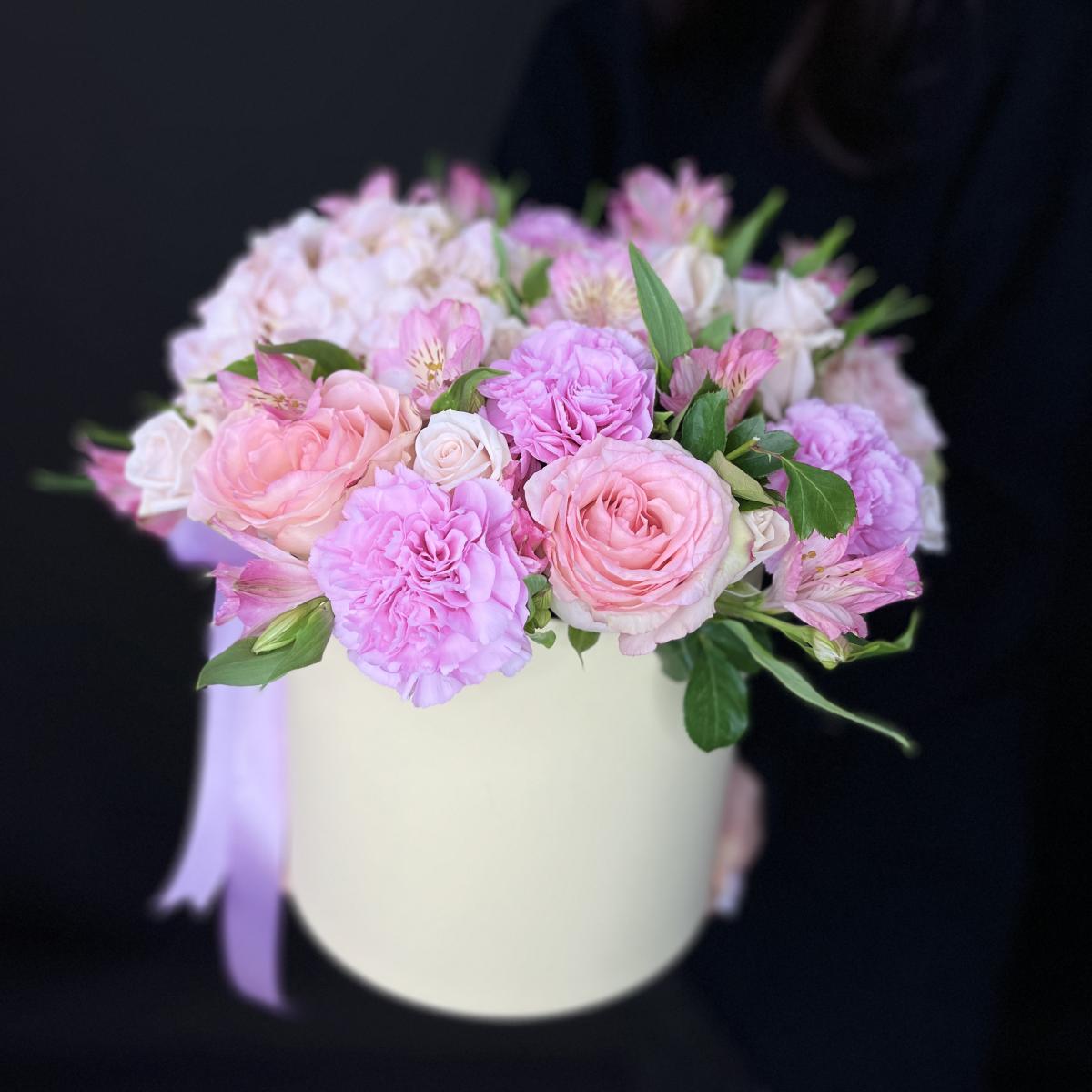 Коробка с гортензией и гвоздиками