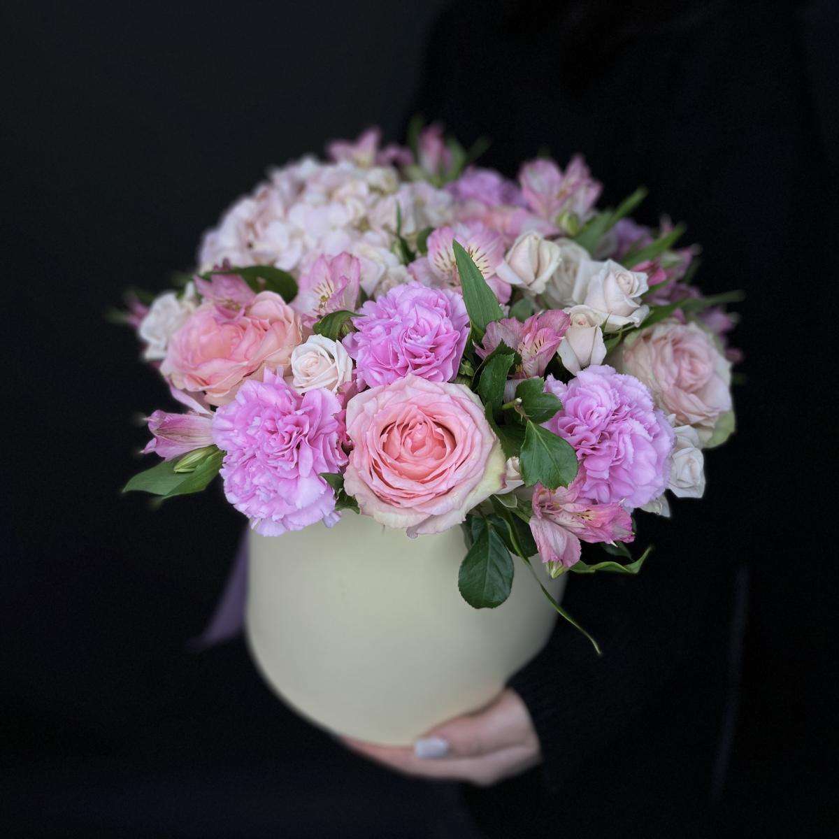 Коробка с гортензией и гвоздиками