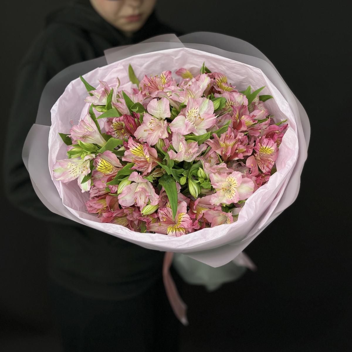 11 розовых альстромерий