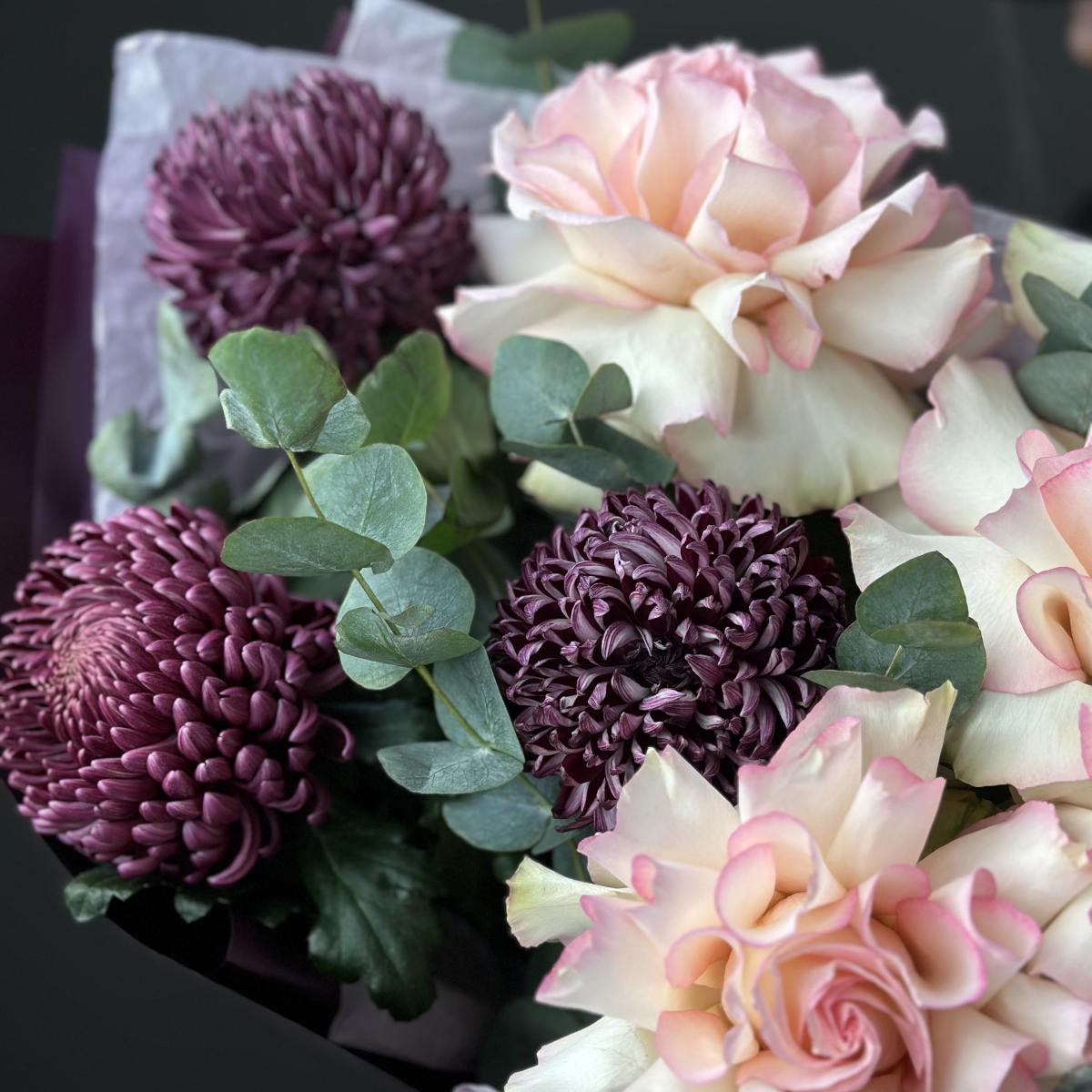 5 роз с бордовыми хризантемами