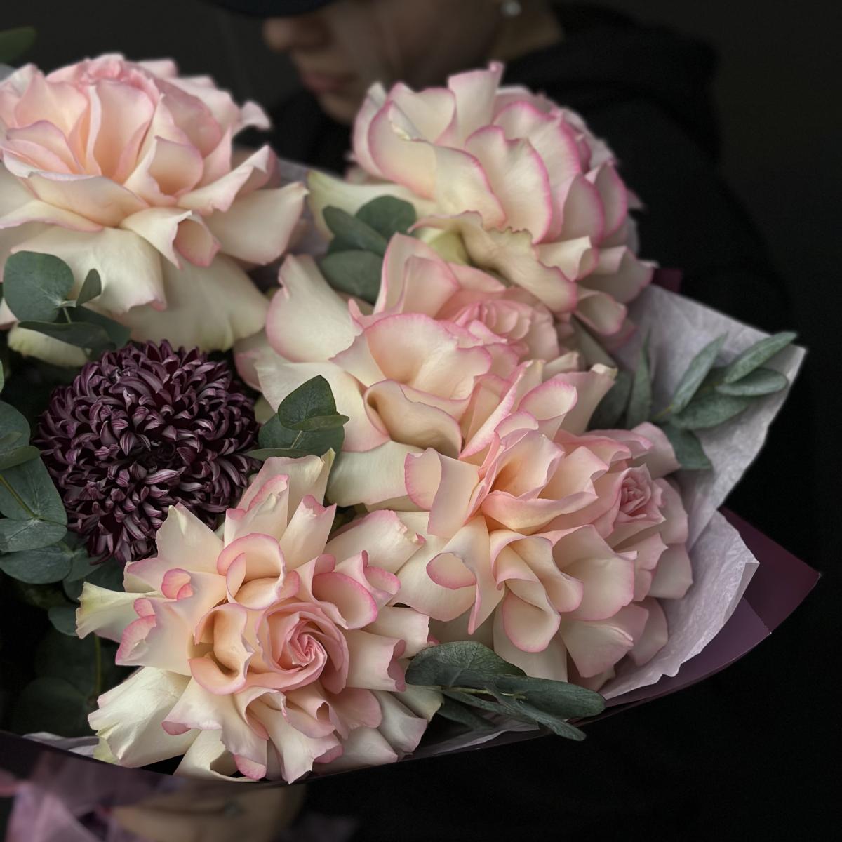 5 роз с бордовыми хризантемами