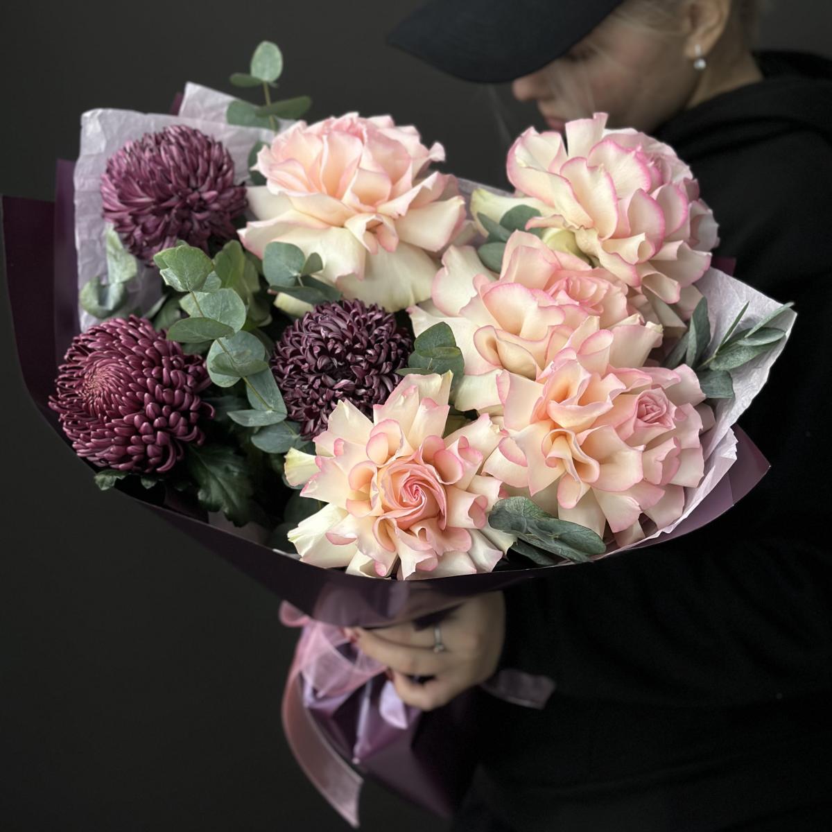 5 роз с бордовыми хризантемами