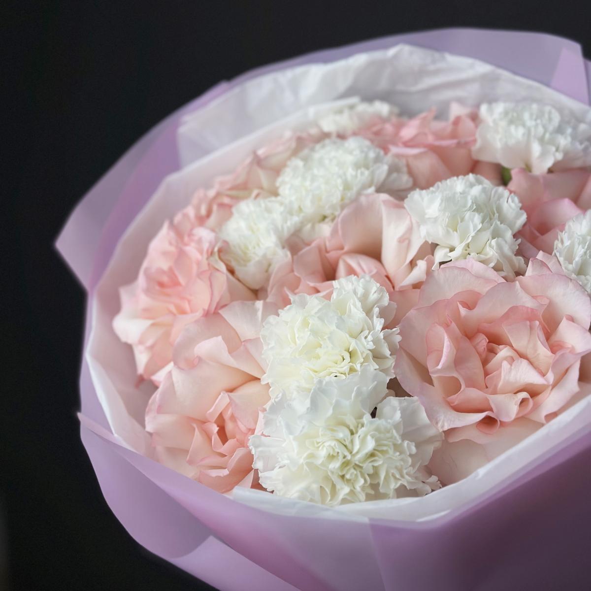 7 роз с гвоздиками