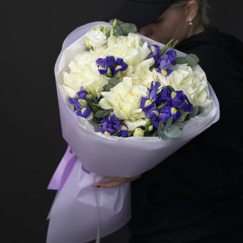 7 ирисов с розами и лизиантусами