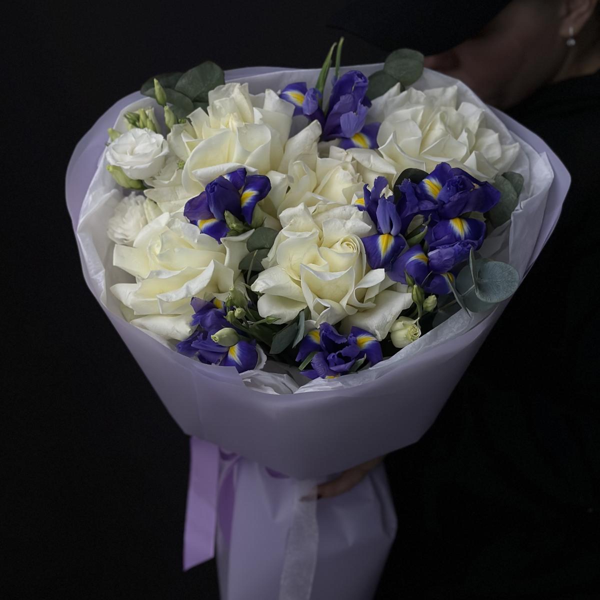 7 ирисов с розами и лизиантусами