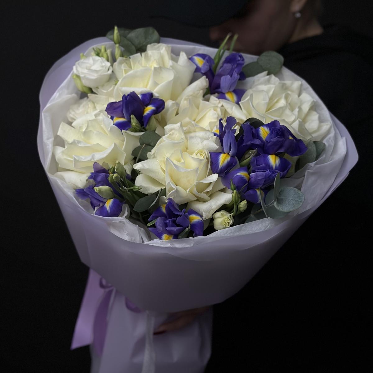 7 ирисов с розами и лизиантусами