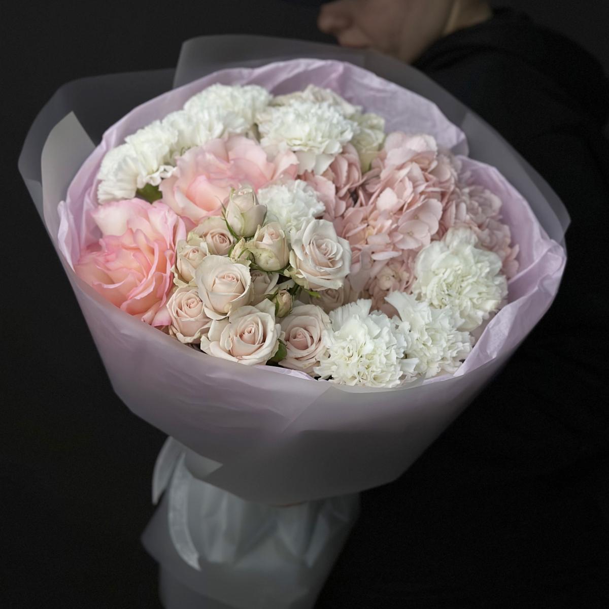 Кустовые розы с гортензией и гвоздиками