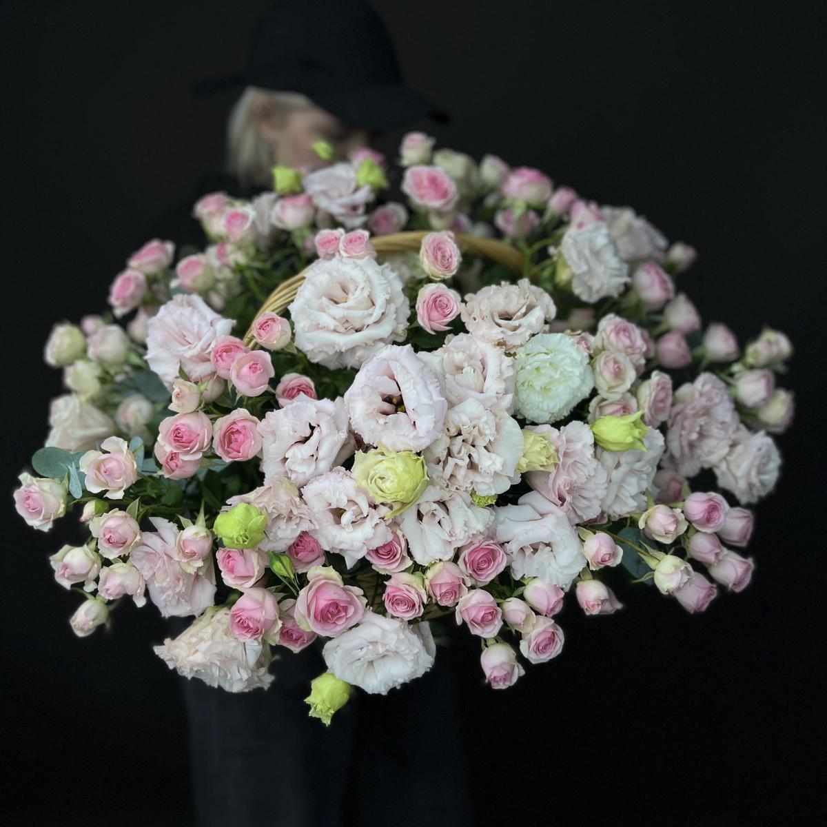 Корзина с кустовыми розами и лизиантусами