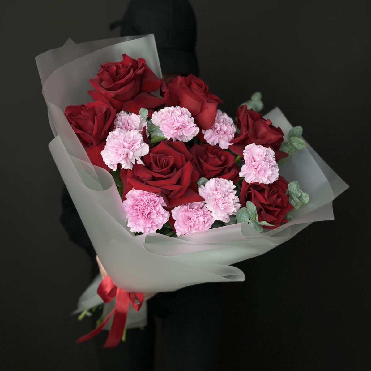 7 роз с розовыми гвоздиками