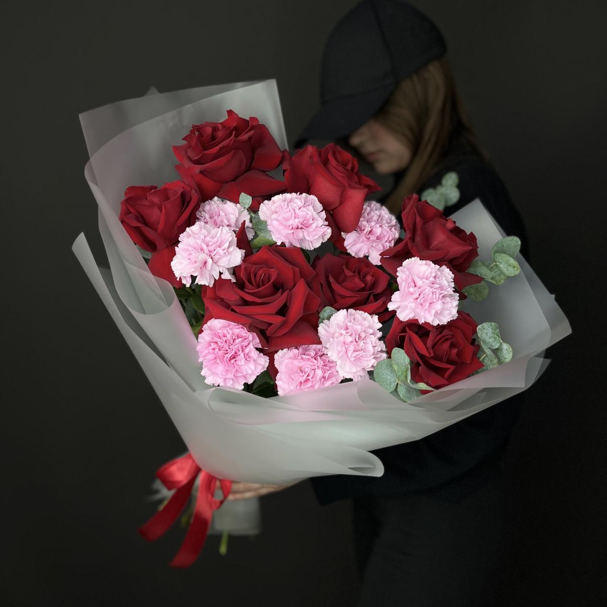 7 роз с розовыми гвоздиками