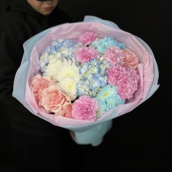 Букет с голубой гортензией, розами и хризантемами