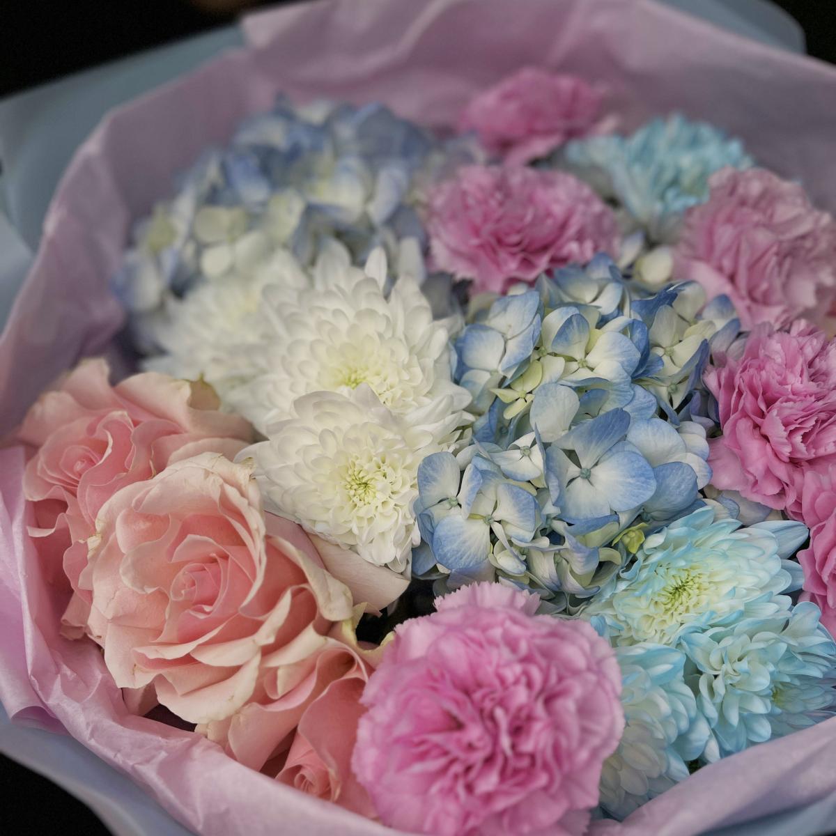 Букет с голубой гортензией, розами и хризантемами