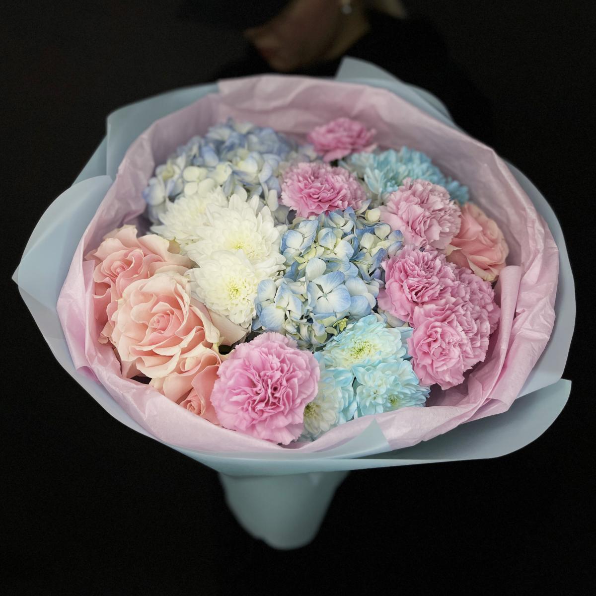 Букет с голубой гортензией, розами и хризантемами