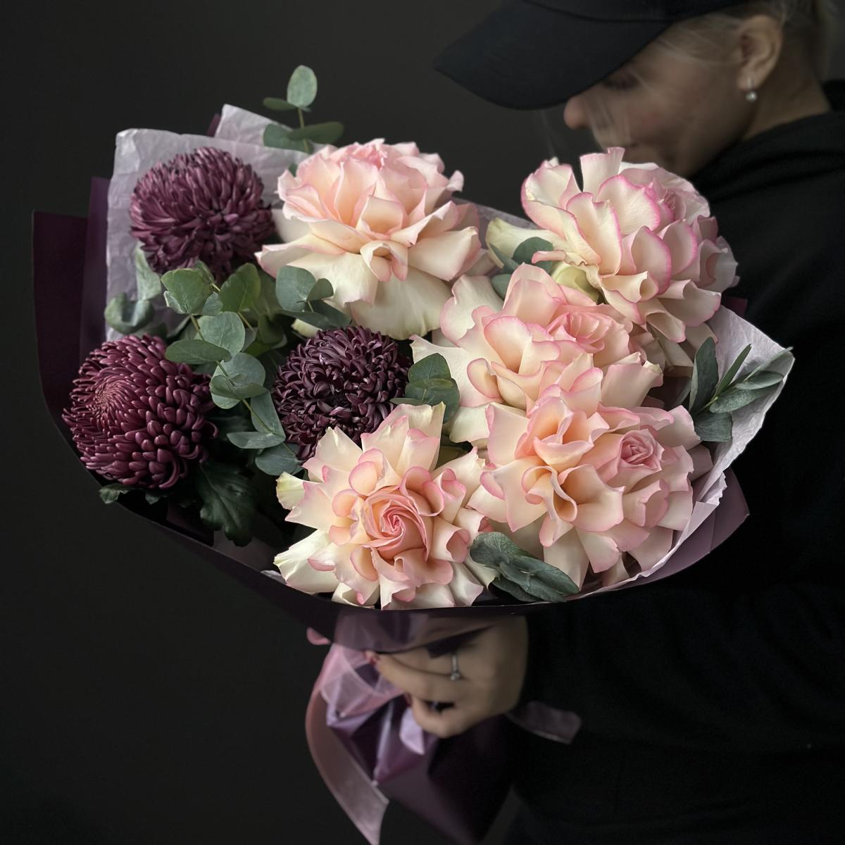 5 роз с бордовыми хризантемами