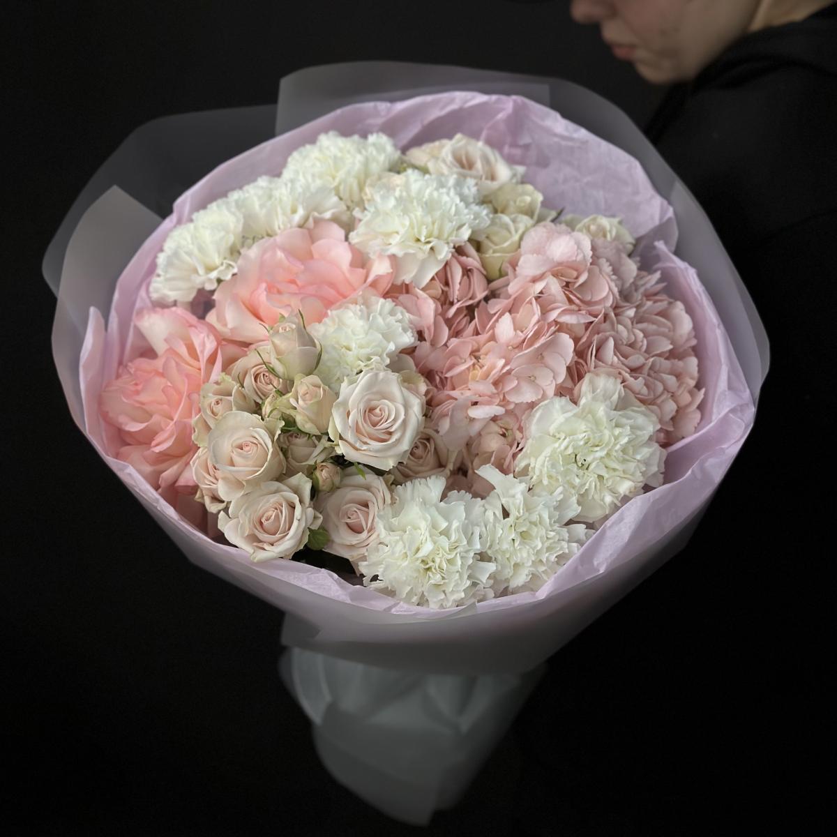 Кустовые розы с гортензией и гвоздиками