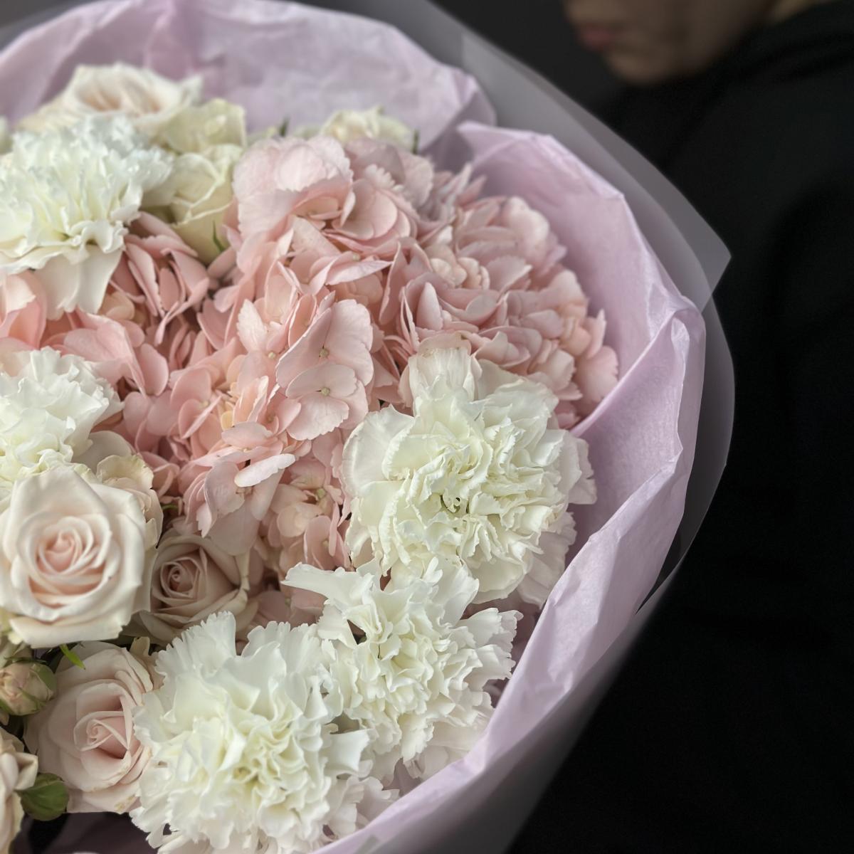 Кустовые розы с гортензией и гвоздиками