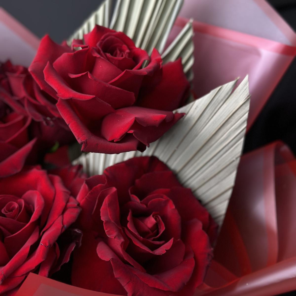 7 красных роз
