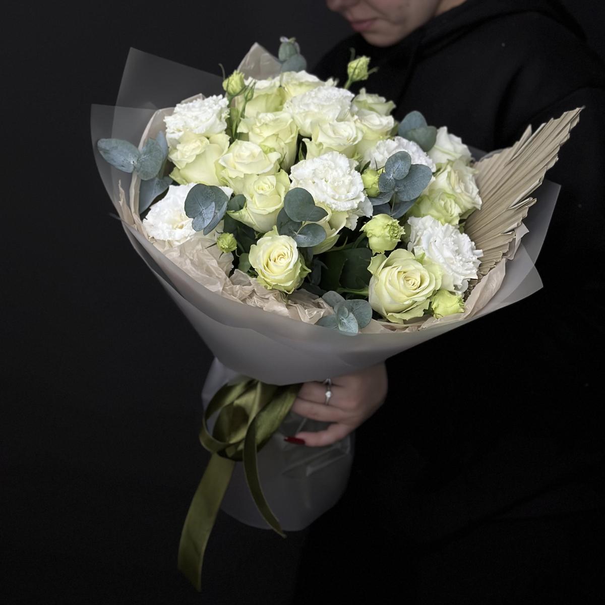 15 белых роз с лизиантусами