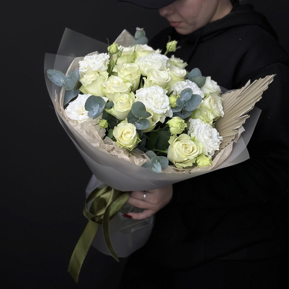 15 белых роз с лизиантусами