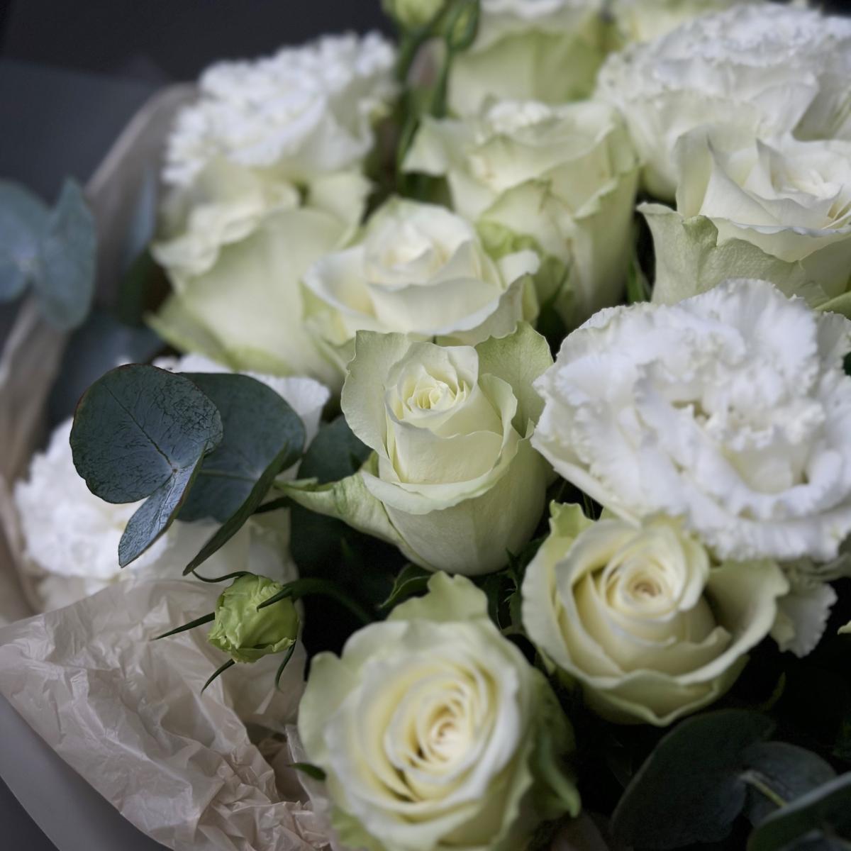 15 белых роз с лизиантусами