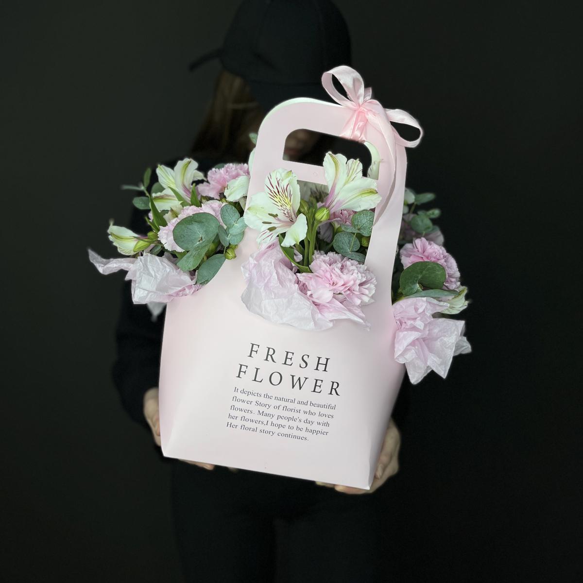 Розы с гвоздиками в коробке