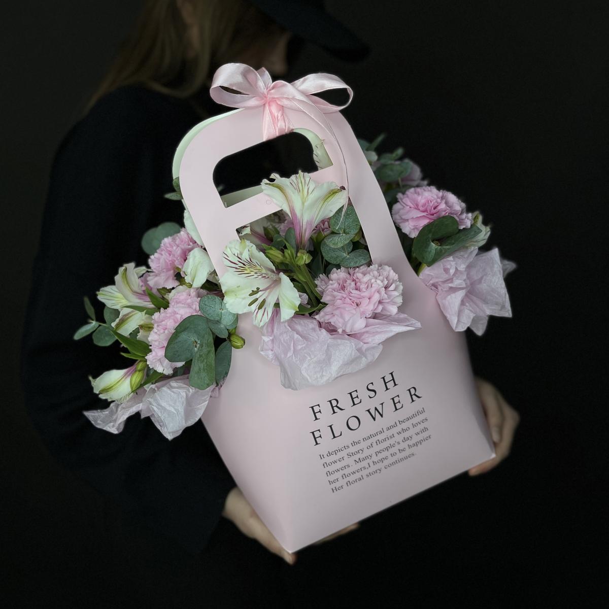 Розы с гвоздиками в коробке